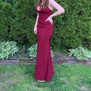 Long fitted v-neck gown. Maroon size 3/4.